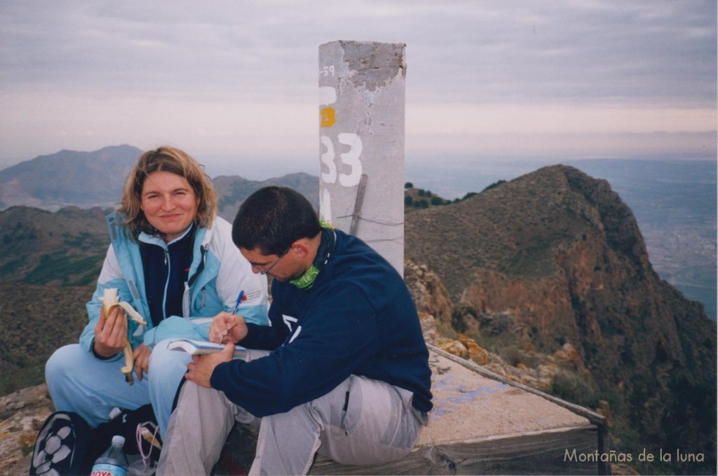 Reme y Jesús Santana en la cima de la Leja de Millamón, 634 mts., a la derecha el Cabezo Lodroño